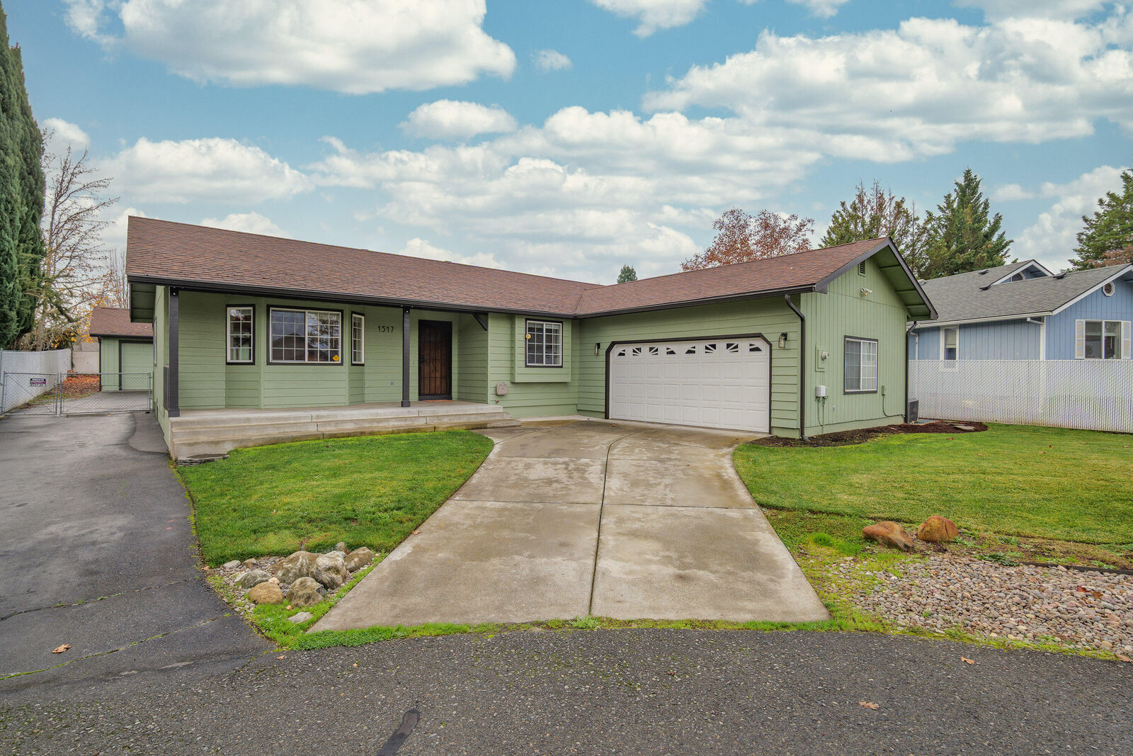 Property Photo:  1517 Molly Lane  OR 97527 