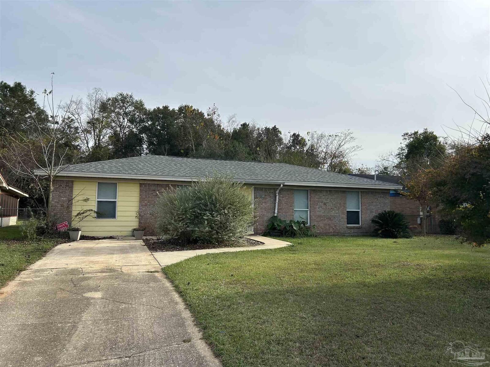 Property Photo: 1007 Woodbury Pl FL 32533