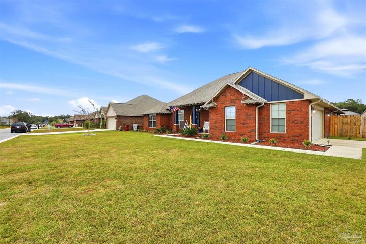 Property Photo: 6085 Winchester Cir FL 32570