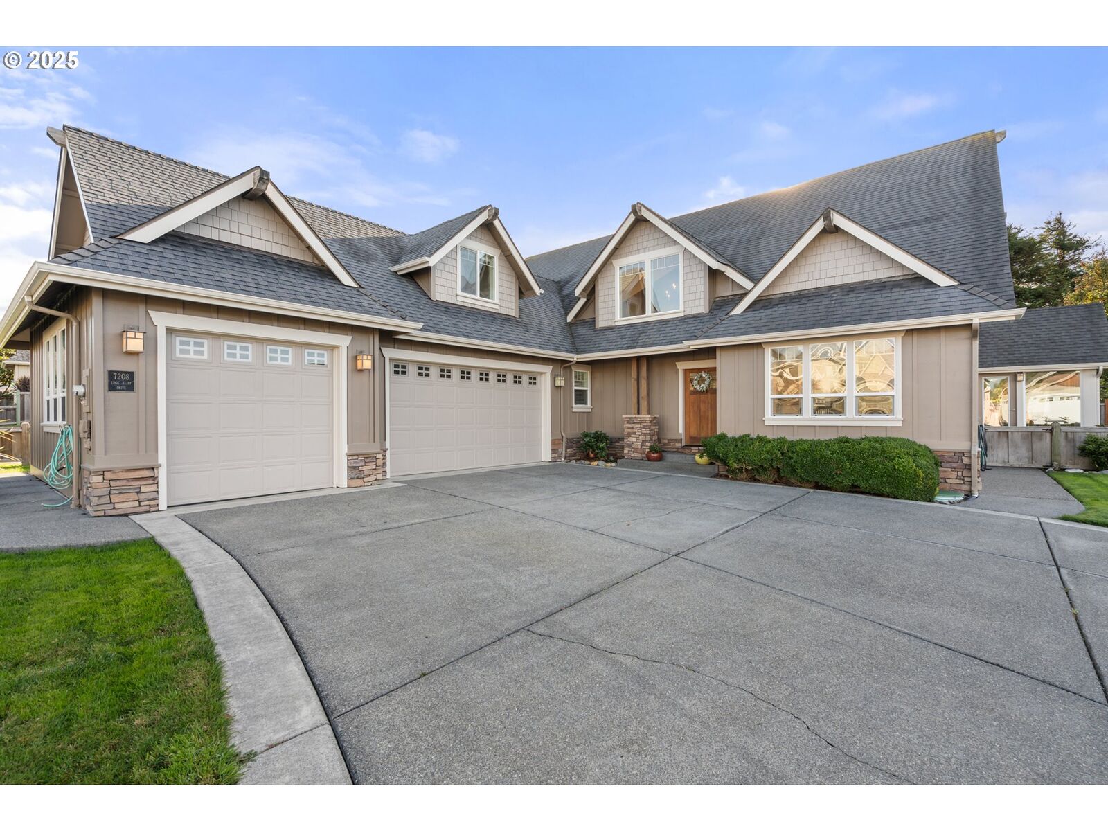 Property Photo:  7208 Edge Cliff Dr  OR 97415 