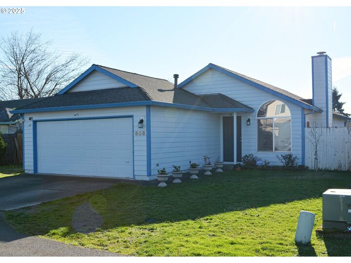 Property Photo:  806 SE 151st Ave  OR 97233 