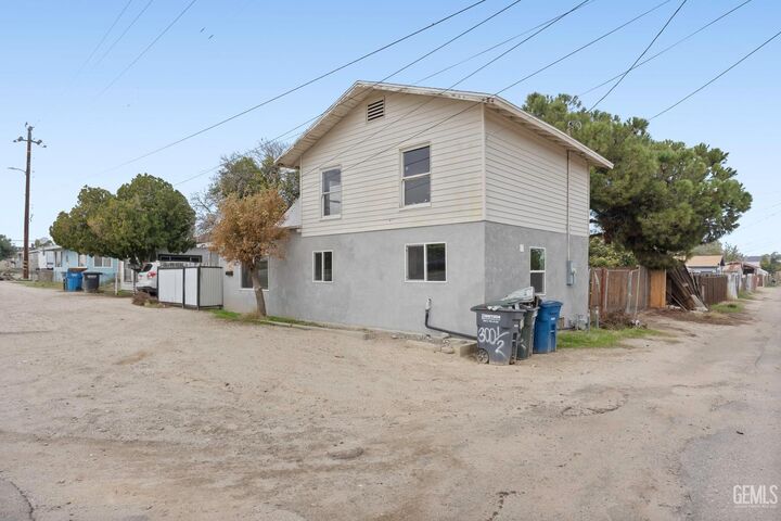 Property Photo: 300 Buchanan Street CA 93268
