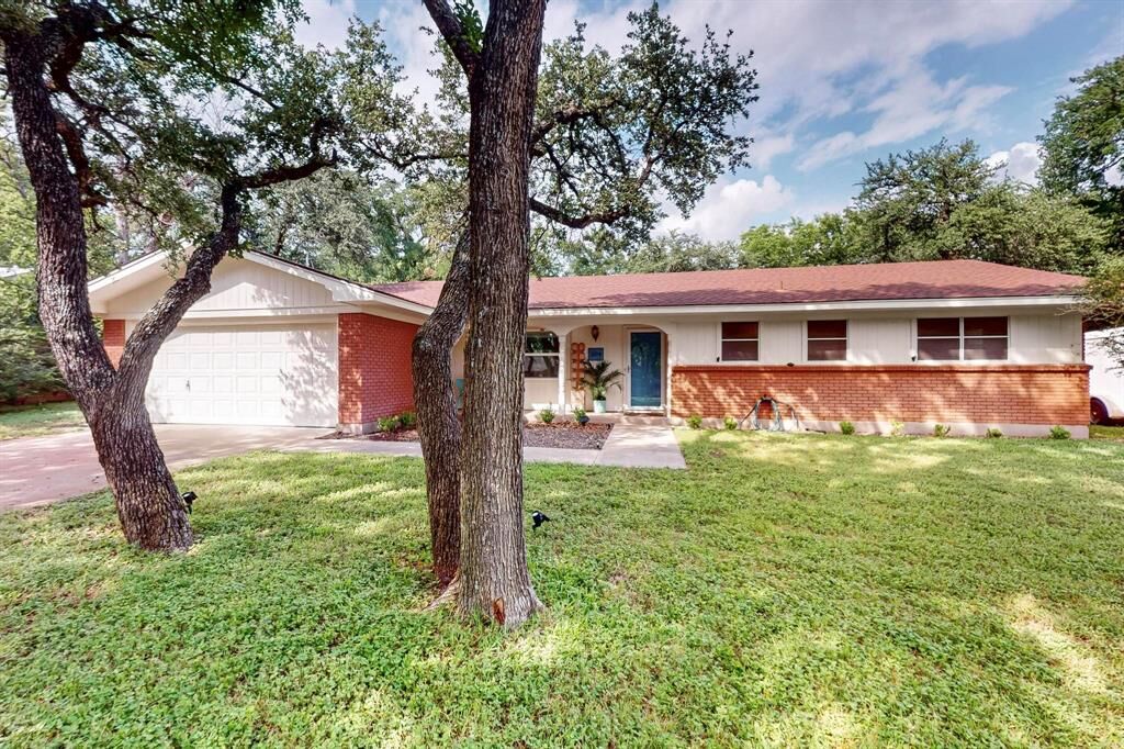 Property Photo: 204 Cacti Drive TX 76108