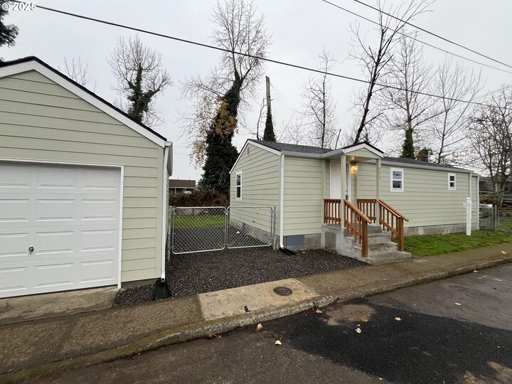 Property Photo: 890 25th St SE OR 97301