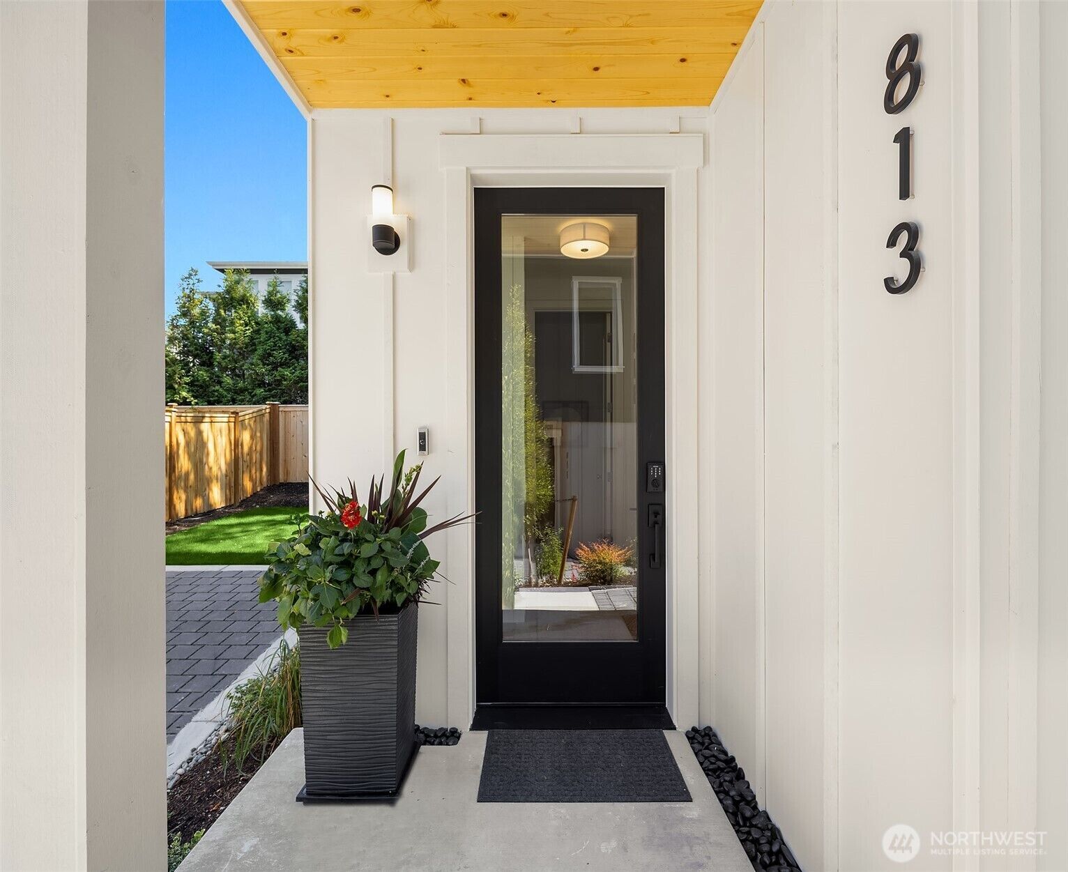 Property Photo:  813  18th Avenue W  WA 98033 