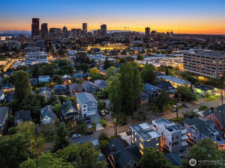 Property Photo:  332  17th Avenue  WA 98122 