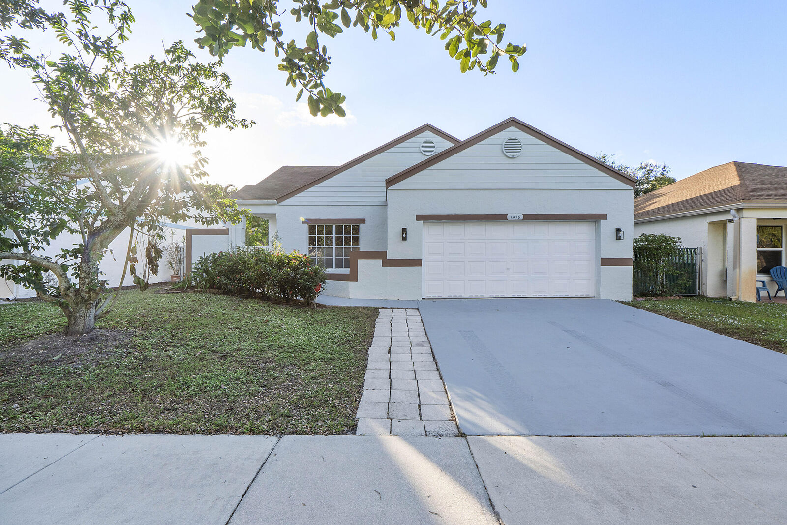 Property Photo: 1410 SW 85th Avenue FL 33025