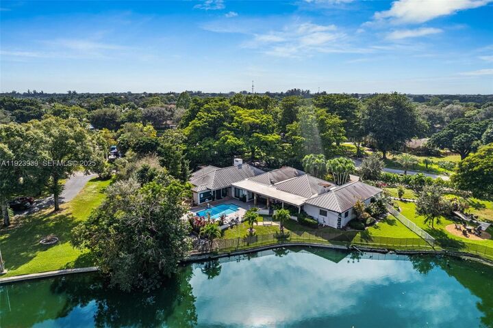 Property Photo: 11155 SW 40th St FL 33328