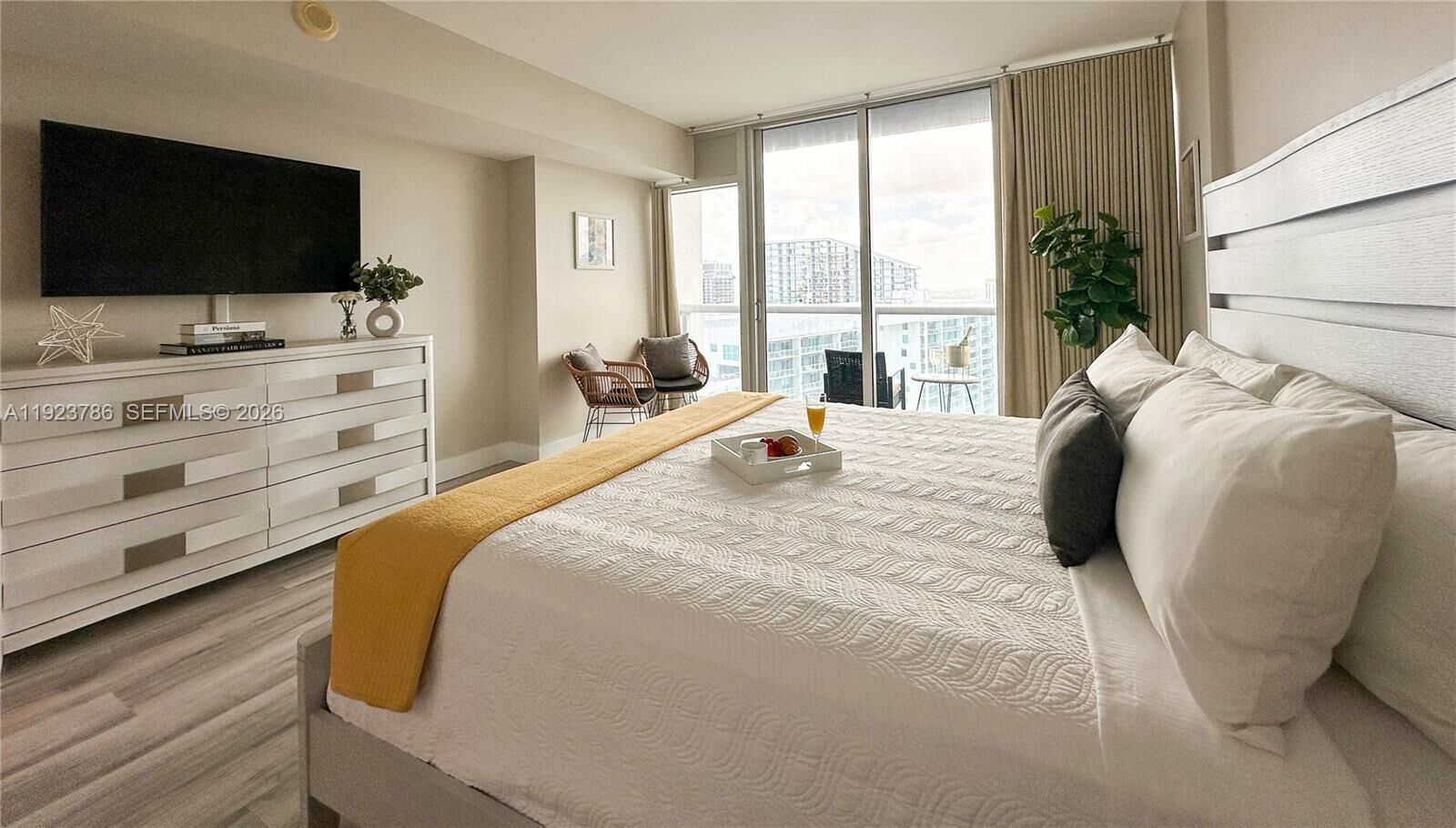 Property Photo:  485 Brickell Ave 4405  FL 33131 