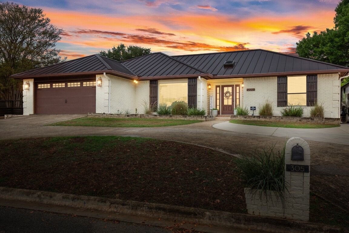 Property Photo:  305 E Tanglewood Drive  TX 78130 