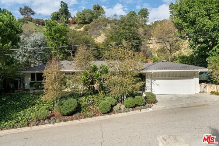 Property Photo:  2717 Ellison Dr  CA 90210 