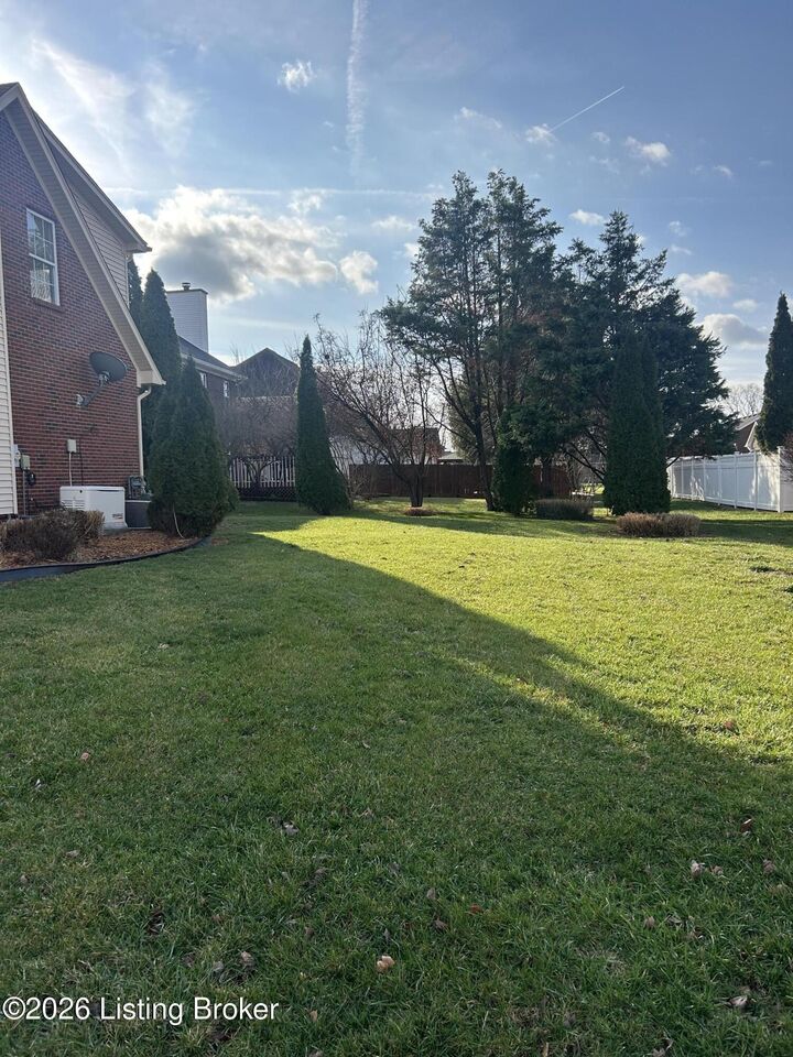 Property Photo:  7900 Ridgehurst Pl  KY 40299 