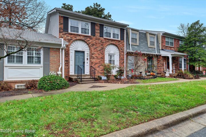 Property Photo: 1208 Dalmally Ct KY 40222