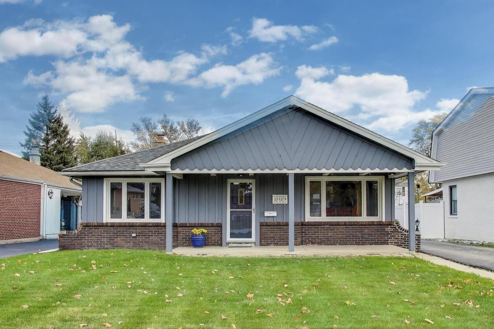 Property Photo: 2029 Louis Street IL 60164