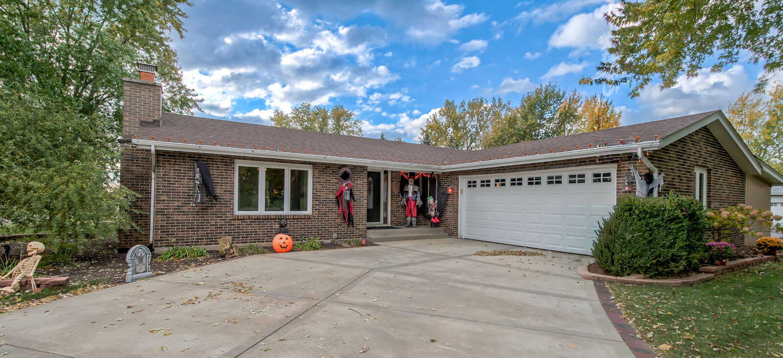 Property Photo: 1605 S Regan Road IL 60451