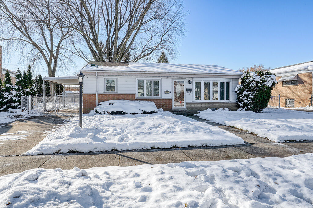 Property Photo: 4317 W Linecrest Drive IL 60803