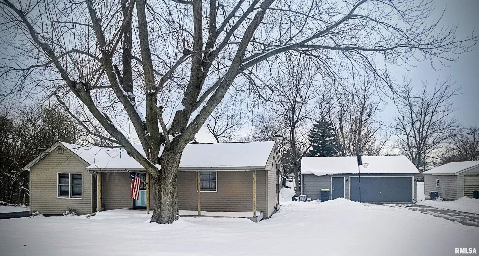 Property Photo:  207 E 7th Street  IL 61533 