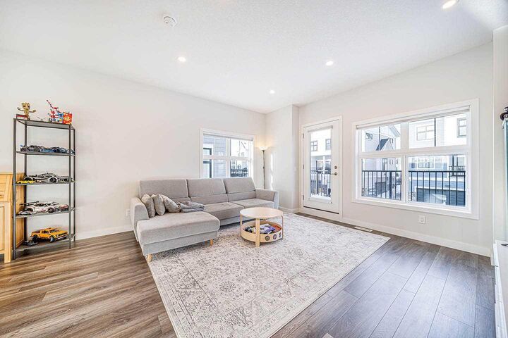 Property Photo:  69 Les Jardins Park SE  AB T2C 5V3 