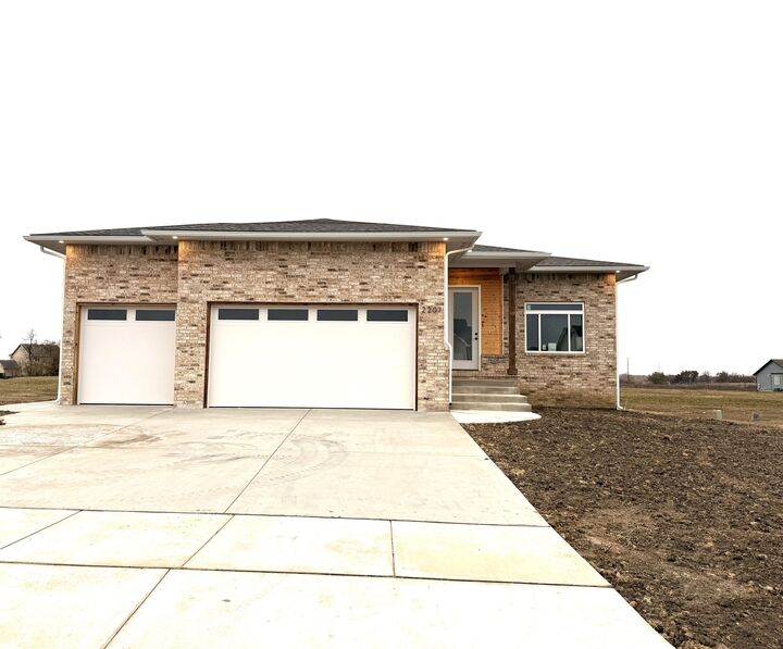 2207 S Chateau Ct  Wichita KS 67207 photo