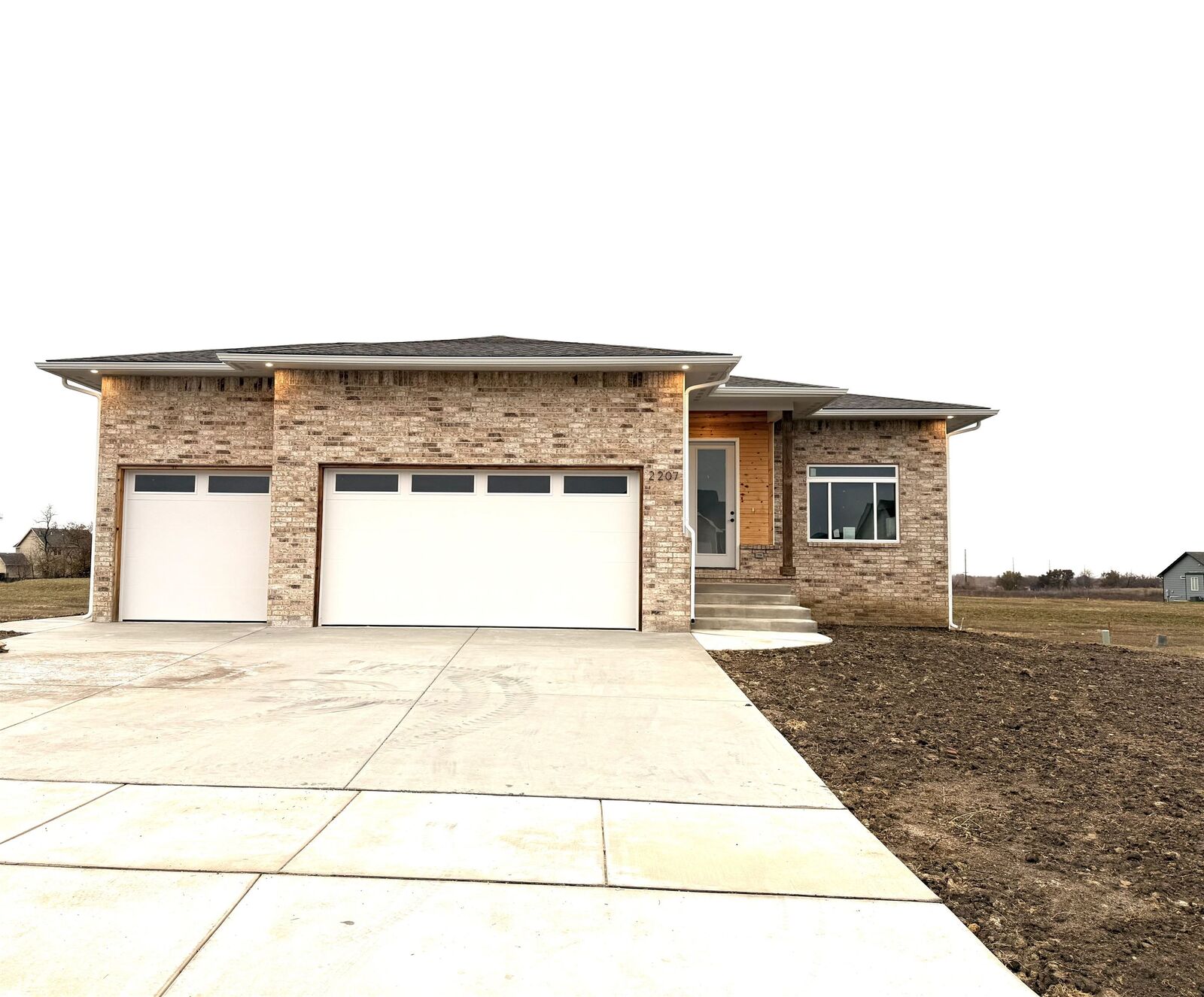 Property Photo: 2207 S Chateau Ct KS 67207