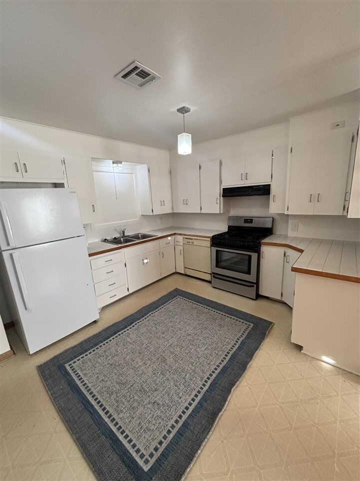 Property Photo: 1406 E 3rd Avenue OK 74074
