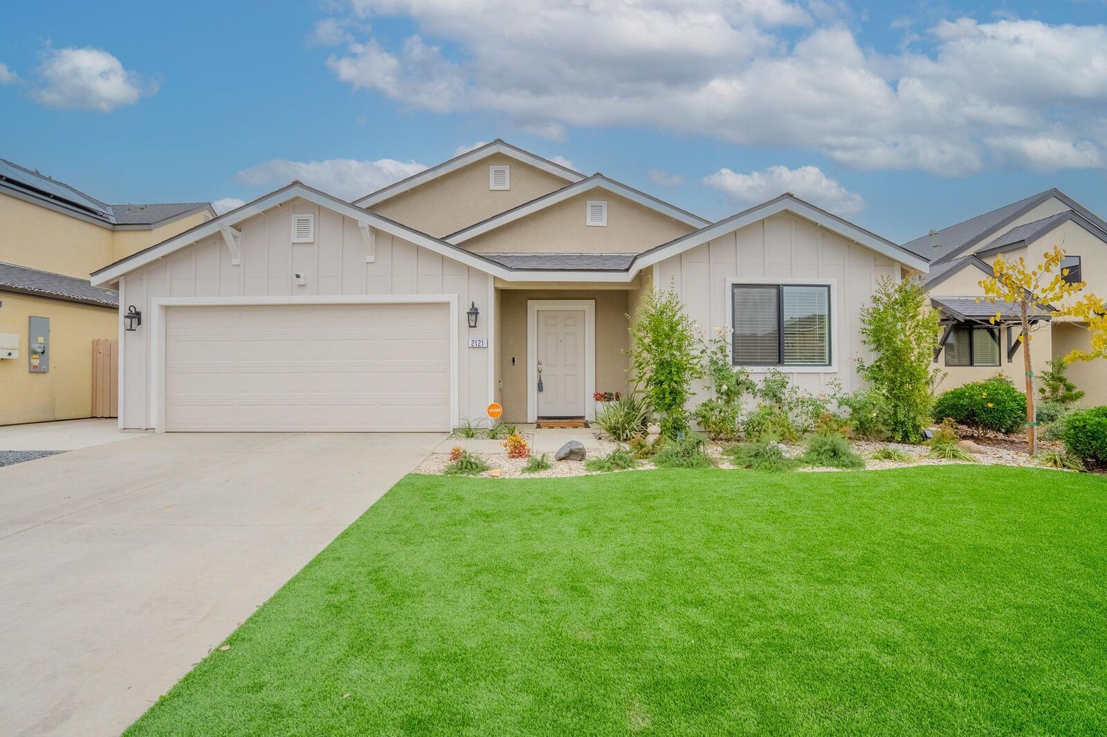 Property Photo: 2121 E Oak Avenue CA 93292