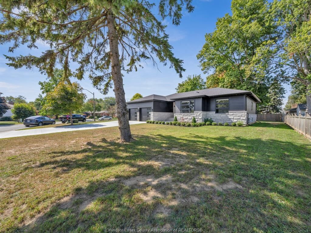 Property Photo:  1499 Fuller Drive  ON N9Y 3M7 