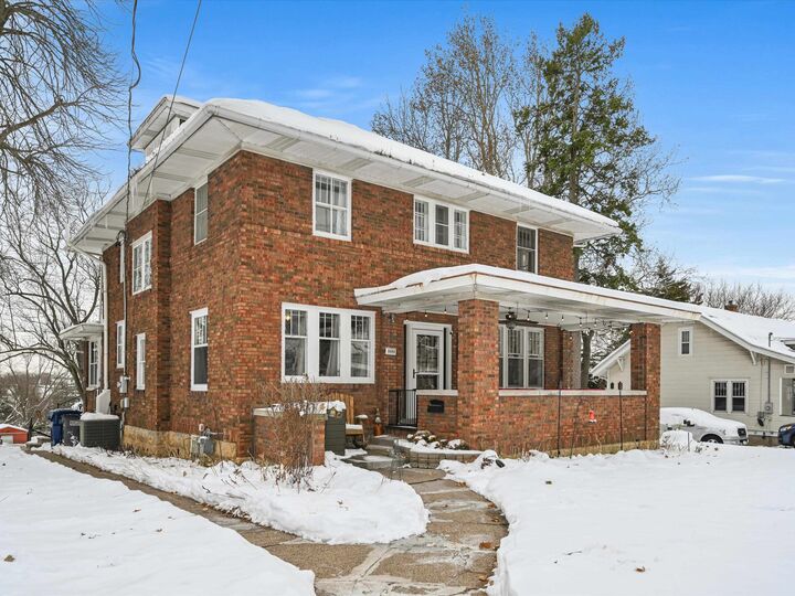 Property Photo: 2422 University Avenue IA 52001