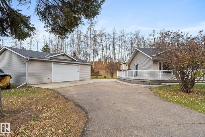 Property Photo:  815 Lakeside Drive  AB T7Z 2T9 