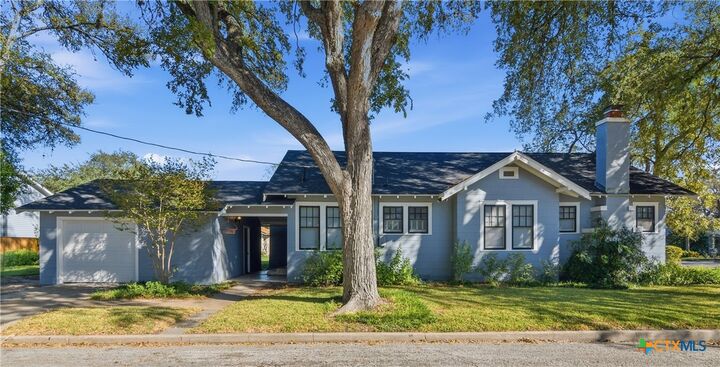 Property Photo:  502 Elm Street  TX 78155 