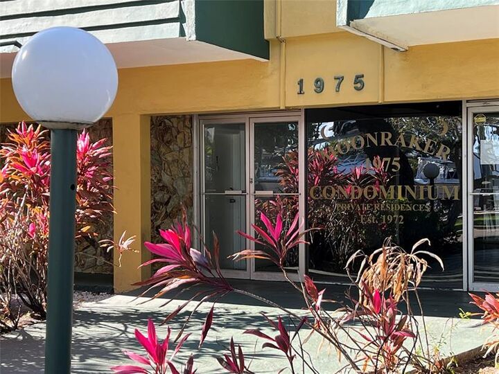 Property Photo:  1975 NE 135th St 3R  FL 33181 