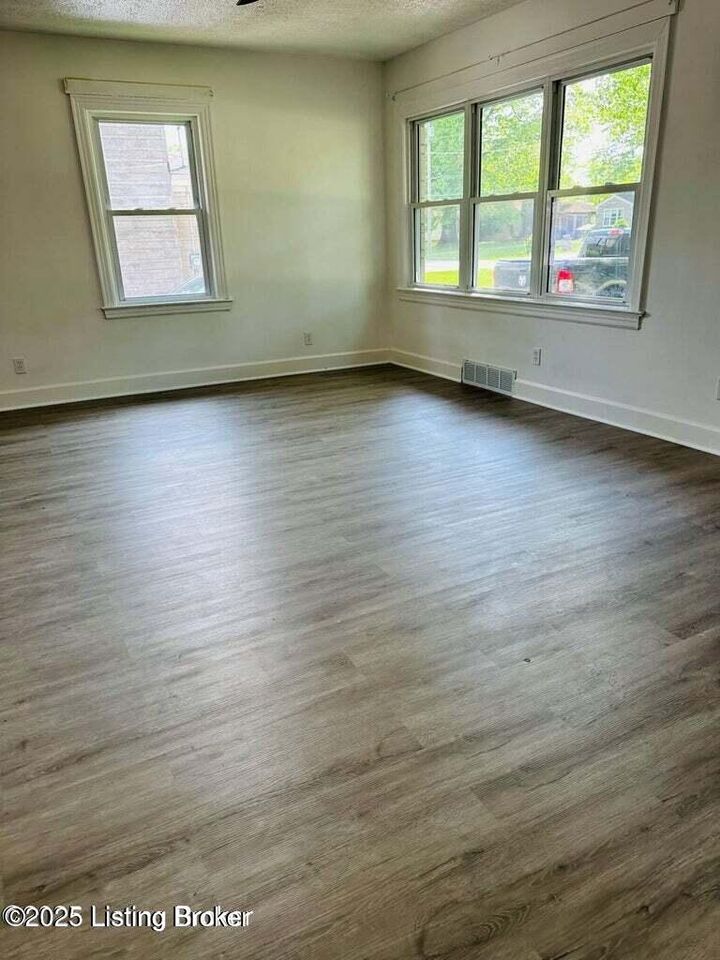 Property Photo:  4105 North Ln  KY 40216 