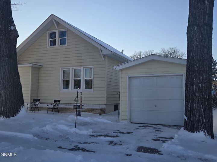 Property Photo: 106 1st Street NW ND 58413