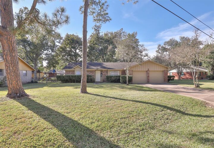 Property Photo:  606 Venice Street  TX 77478 