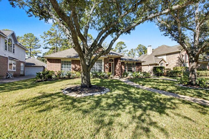 Property Photo: 1102 Hathorn Way Drive TX 77094