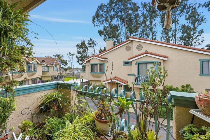 Property Photo:  1277 Belridge Street 4 C  CA 93445 