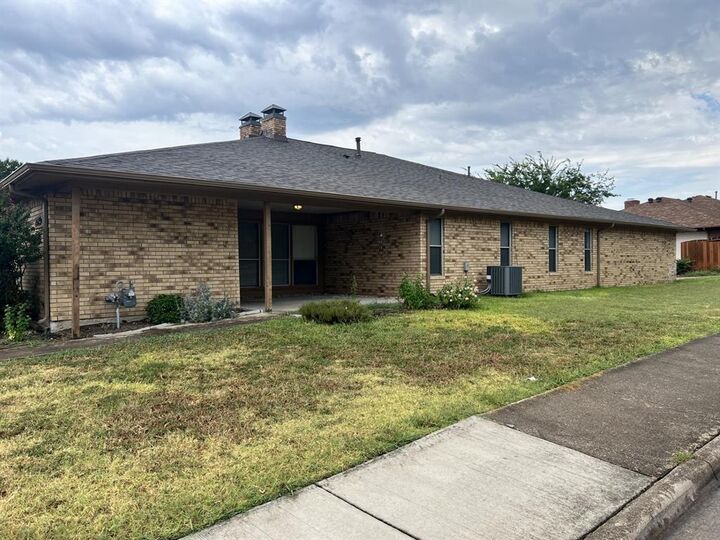 Property Photo: 2029 Springwood Place B TX 75006