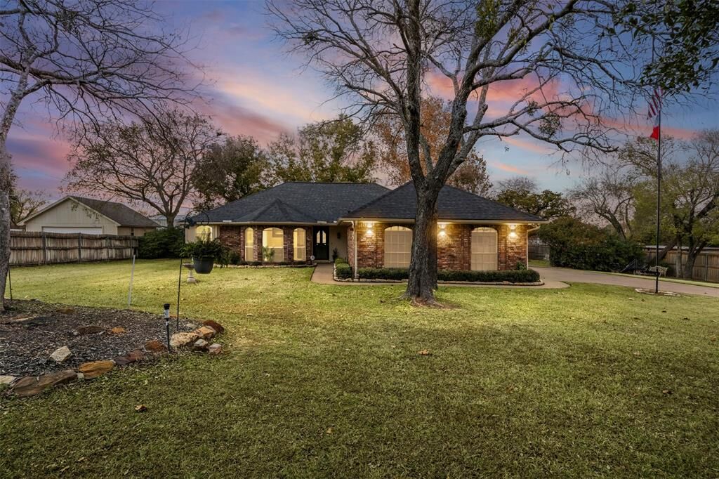 Property Photo: 112 Saddle Hills Road TX 76028