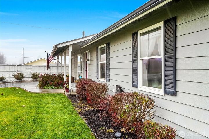 Property Photo: 326 W 8th St WA 98857