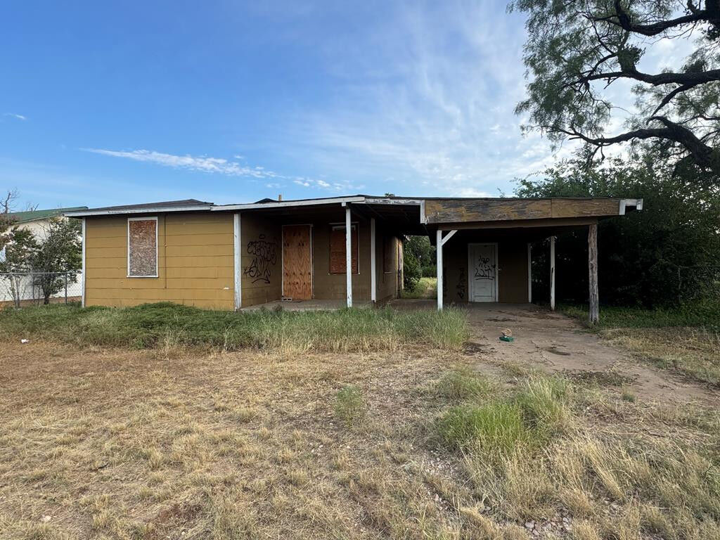 Property Photo: 424 E 38th Street TX 76903