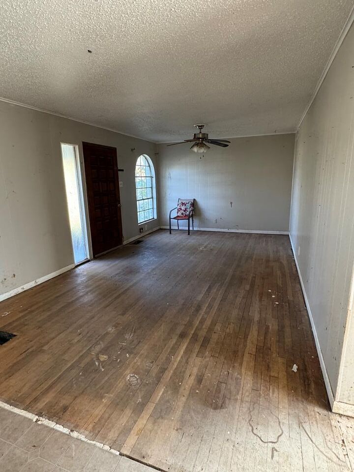 Property Photo: 423 E 26th St TX 76903