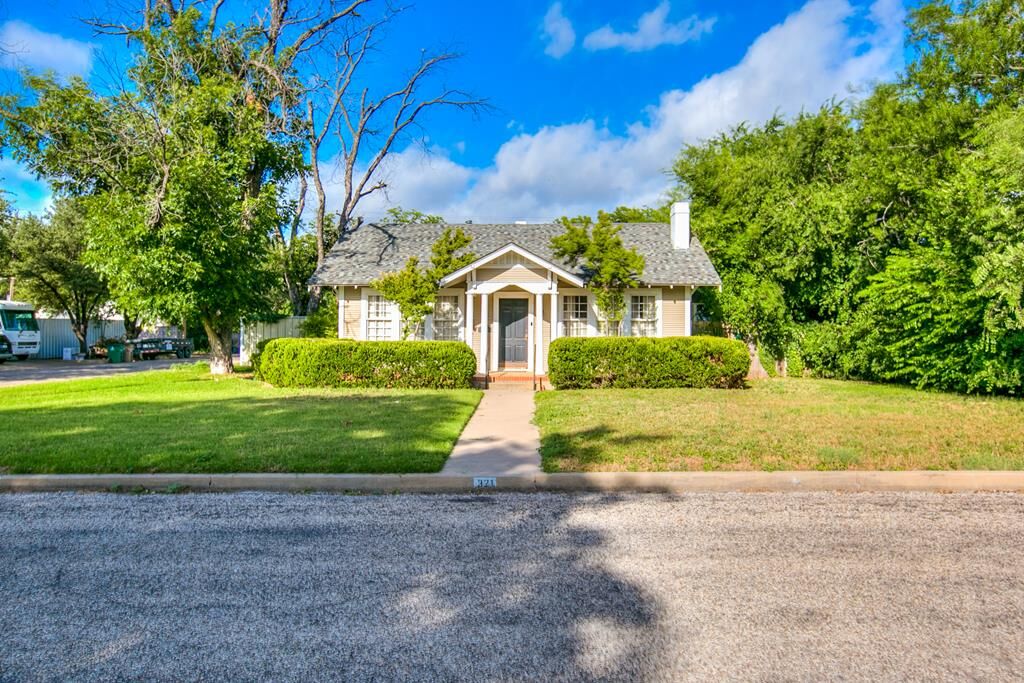 Property Photo: 321 S Adams St TX 76901