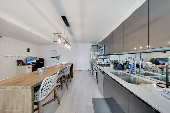 Property Photo:  31 SE 6th St 2506  FL 33131 