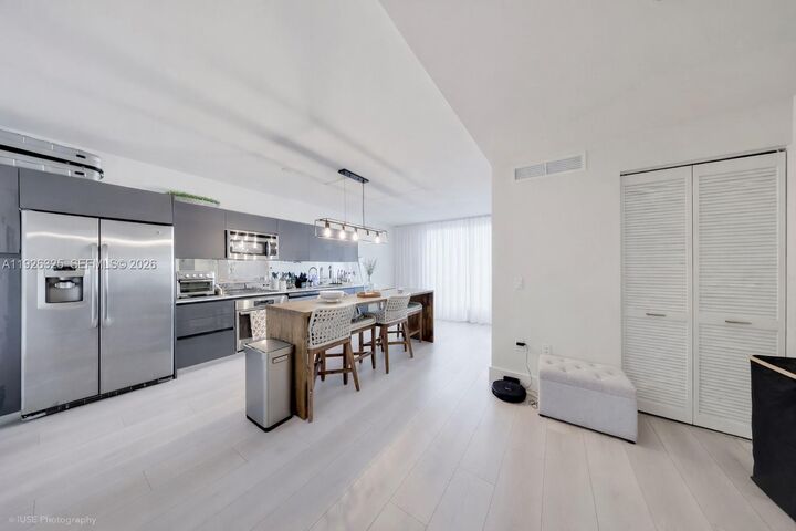 Property Photo:  31 SE 6th St 2506  FL 33131 