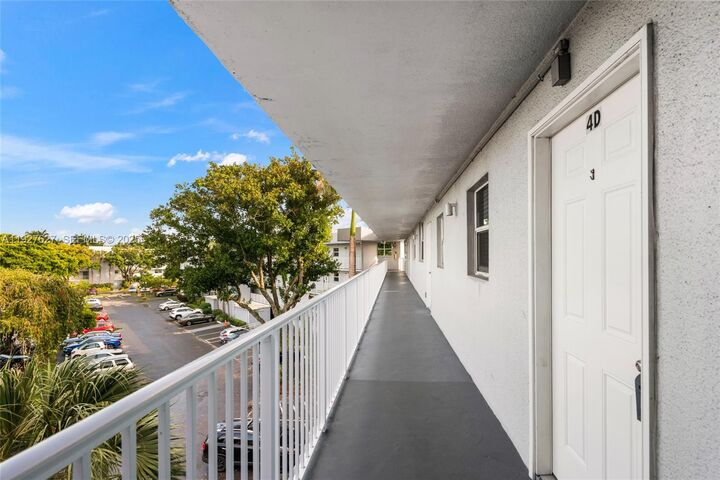 Property Photo: 116 Royal Park Dr 4D FL 33309