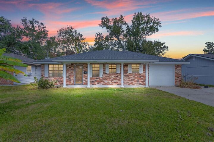 Property Photo:  1213 S Elton Court S  LA 70607 