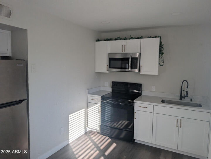 Property Photo:  7160 N 53rd Avenue Apt 2  AZ 85301 