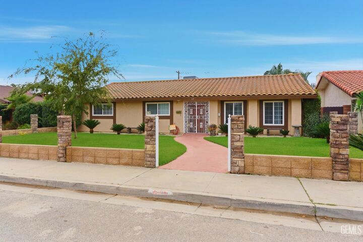 611 Varsity Avenue  Arvin CA 93203 photo