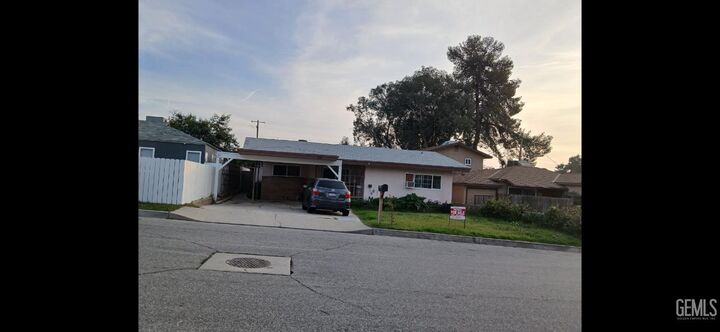 319 Poplar Avenue  Bakersfield CA 93305 photo