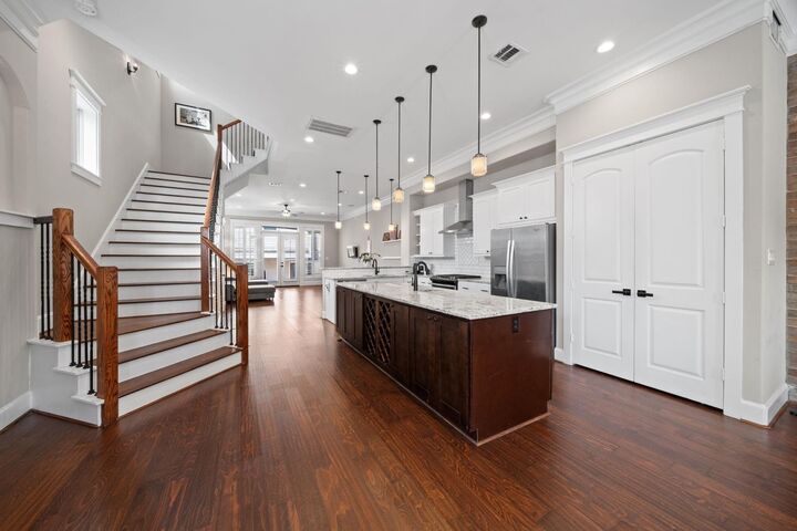 Property Photo: 823 W 21st Street TX 77008